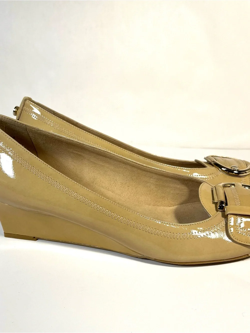 Stuart Weitzman Pleatolo Nude Tan Patent Leather Block Wedge Heels Buckle Toe 8
